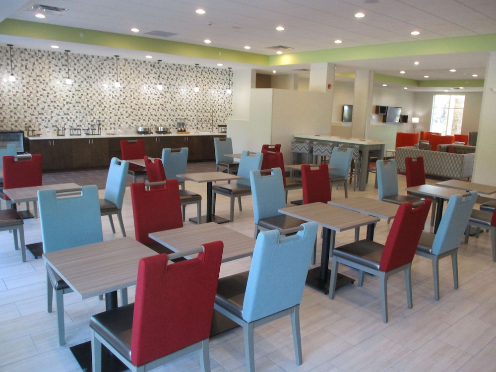 La Quinta Inn & Suites by Wyndham Jackson/Cape Girardeau 37/51