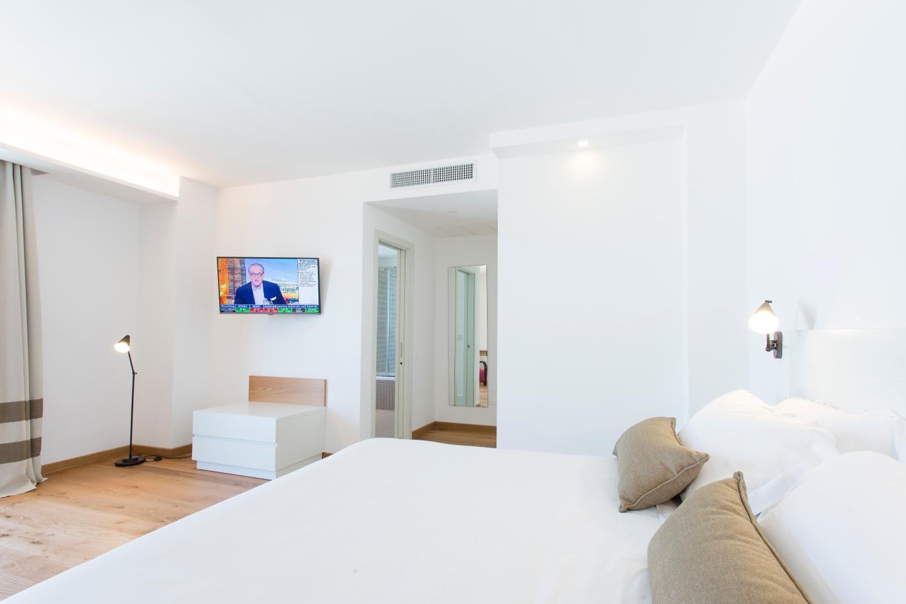 Deluxe, Double Bed, Lateral Side Sea View
