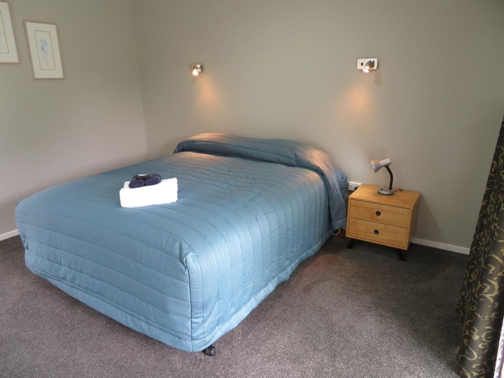 Commodore Court Motel 18/76