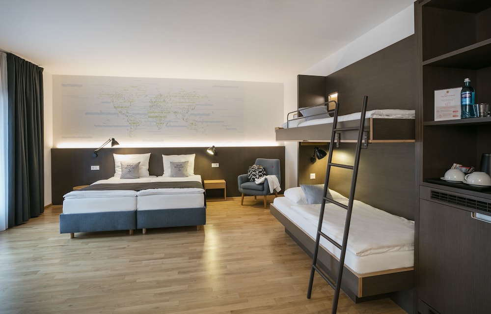 ROOM, QUADRUPLE