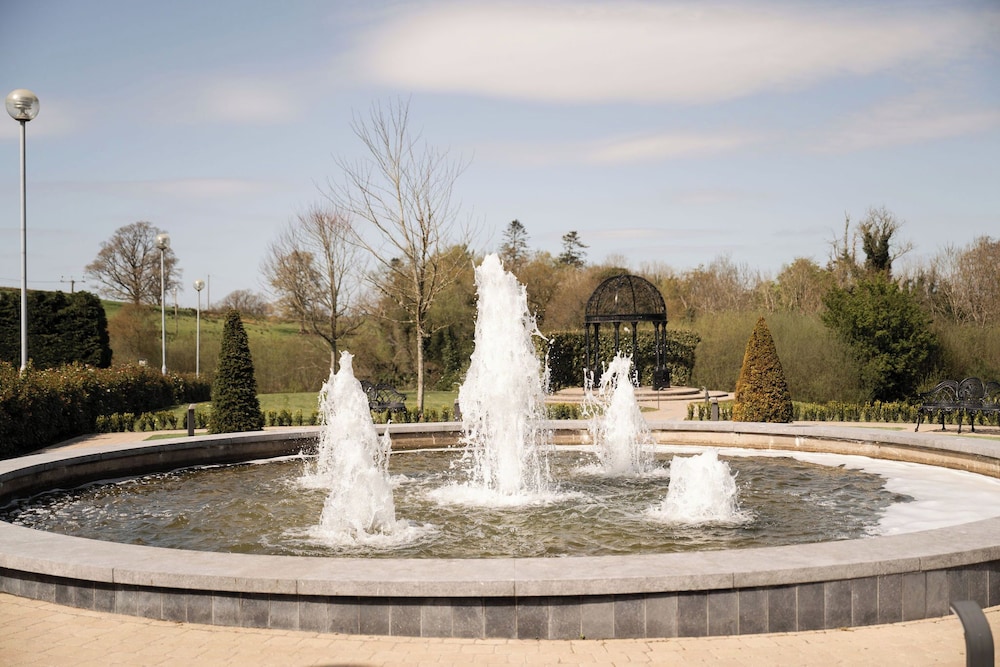 MANOR HOUSE COUNTRY HOTEL 33/56