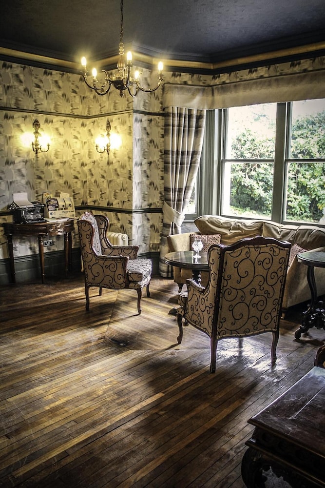 Brook Hall Hotel 46/66