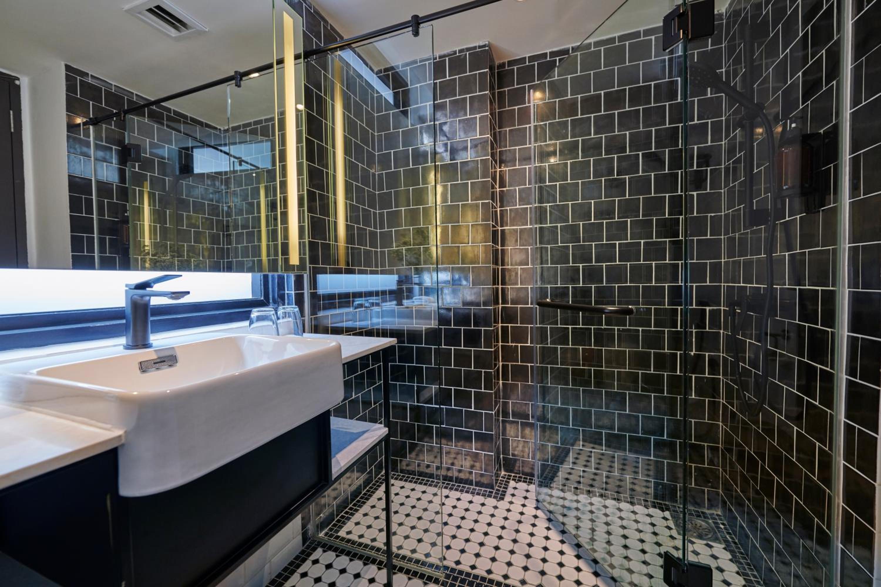 J-Hotel By Dorsett 34/36