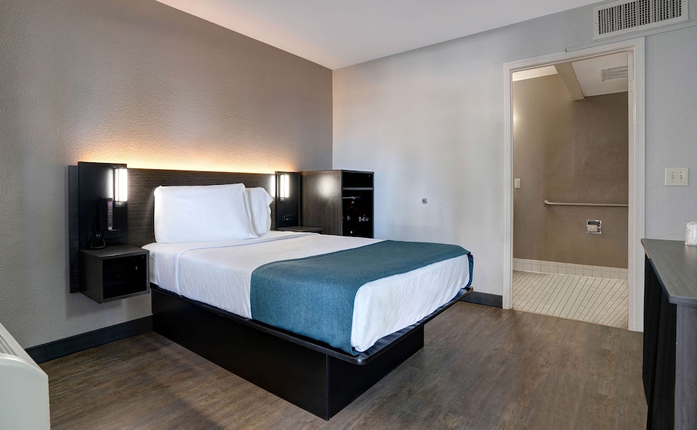 Motel6 Bakersfield, CA - South 22/54
