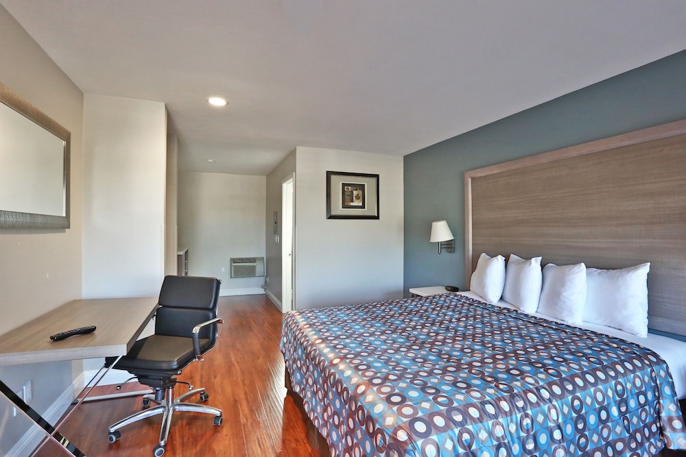 Hotel 414 Anaheim 18/66