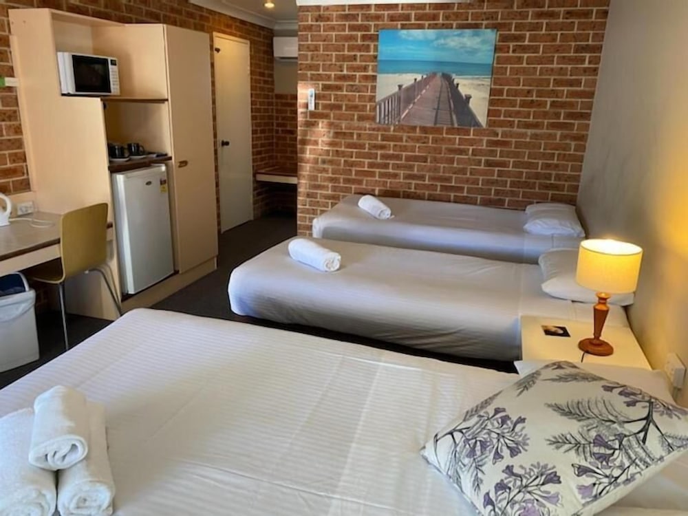 Lake Macquarie Motor Inn 50/50