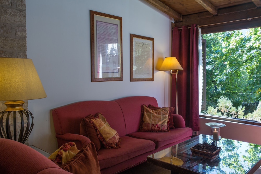 Country Club Hotel & Suites 35/75