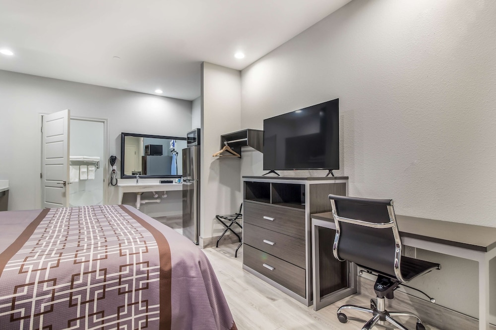 Studio6 Deer Park, TX 24/34