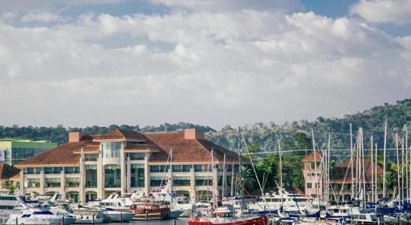 Subic Bay Yacht Club 4/49