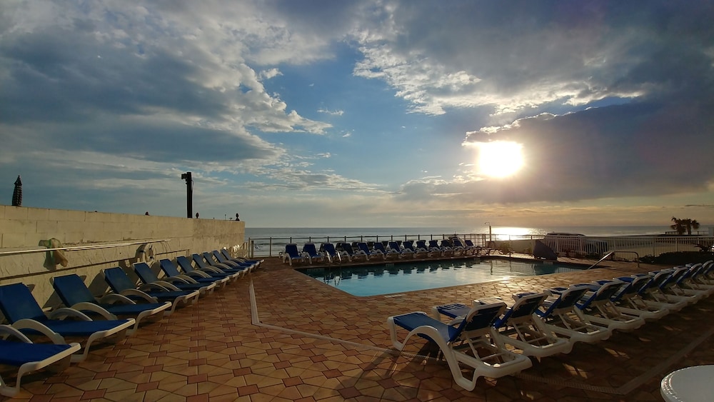 Tropical Winds Resort 40/50
