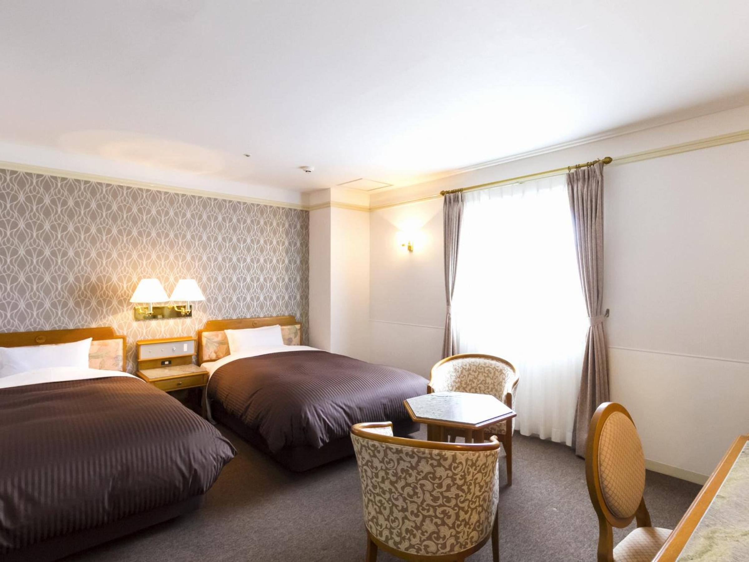 HOTEL MERIEGES 6/17