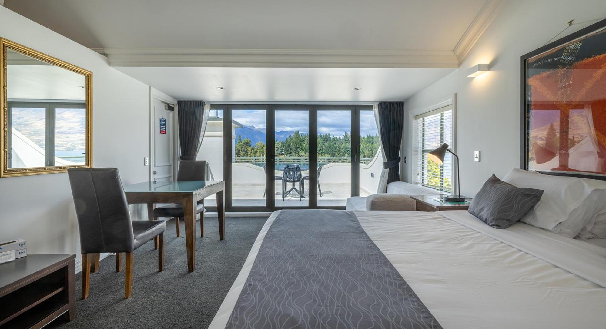 Penthouse, Studio, Queen Bed