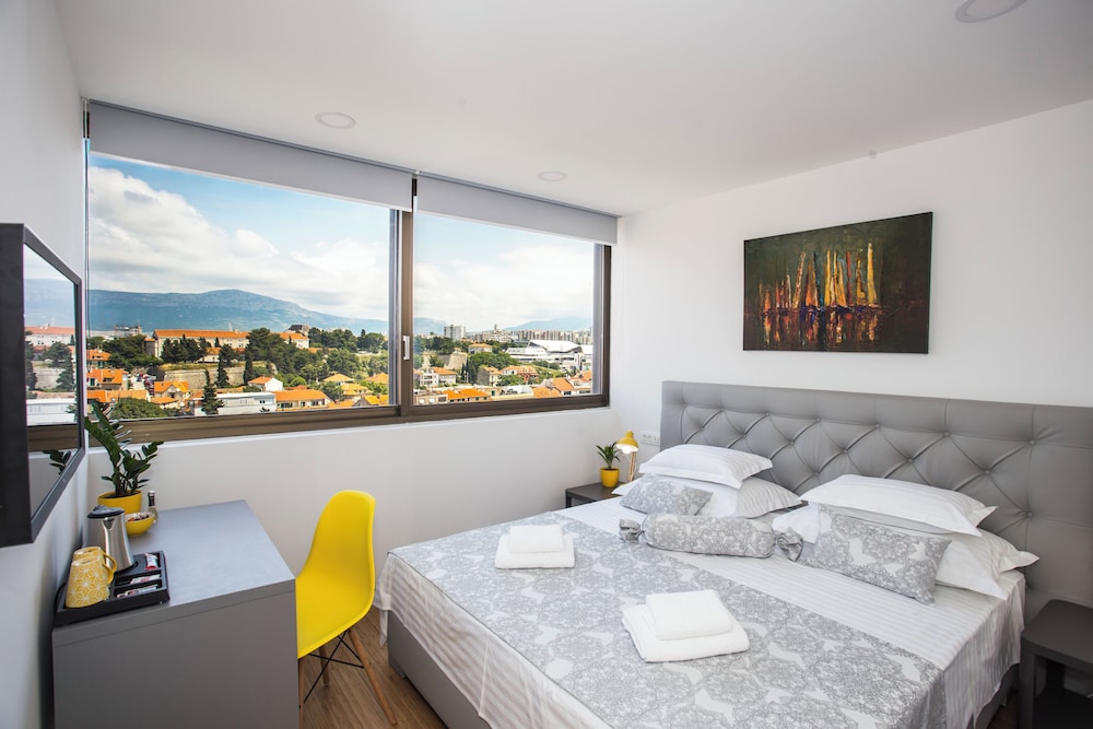 Hotel Royal Suites 46/73