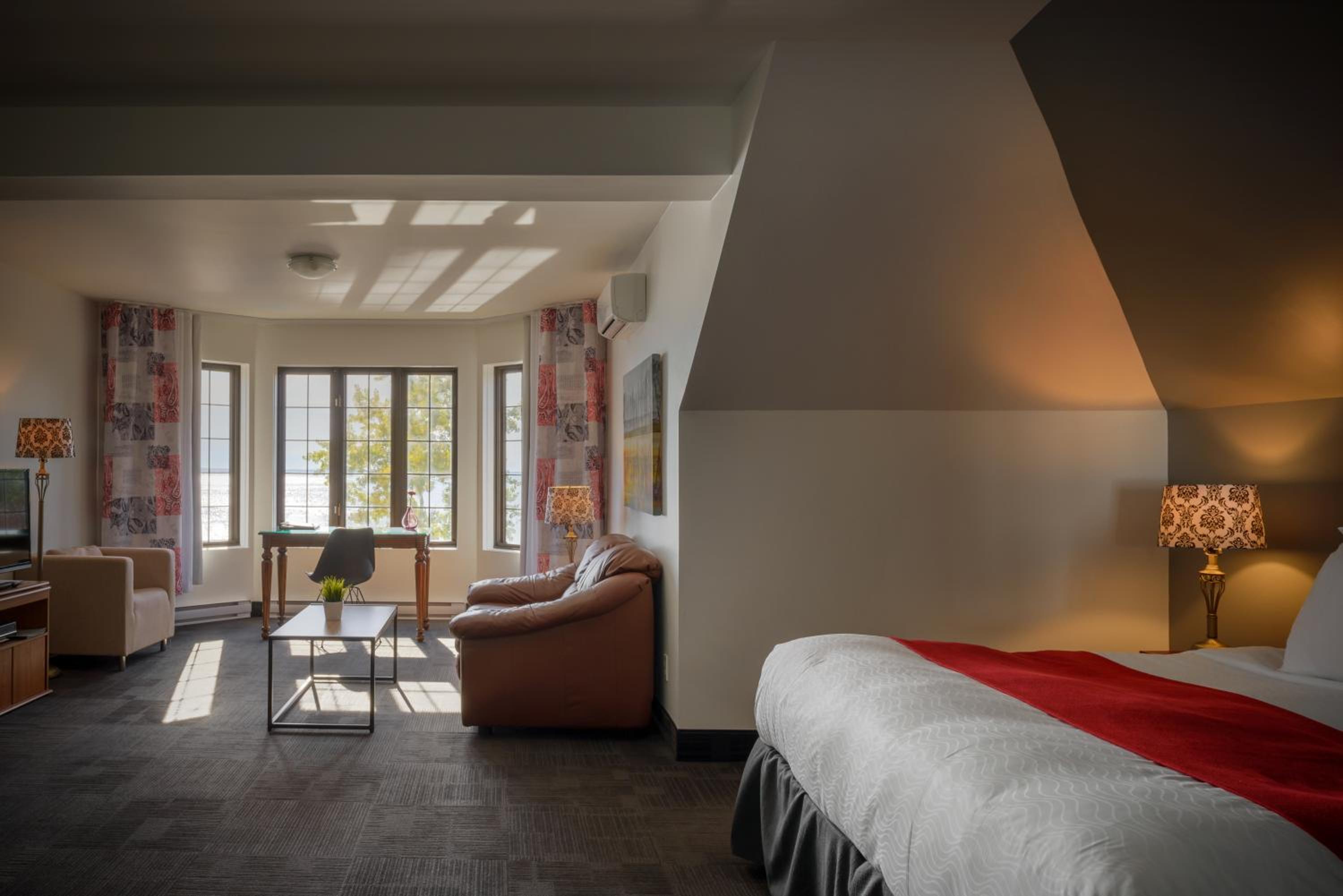 Suite, King Bed, Lake View