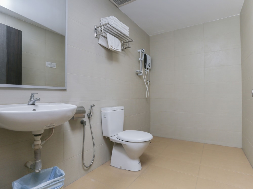 OYO 89915 East Mount Hotel 32/32