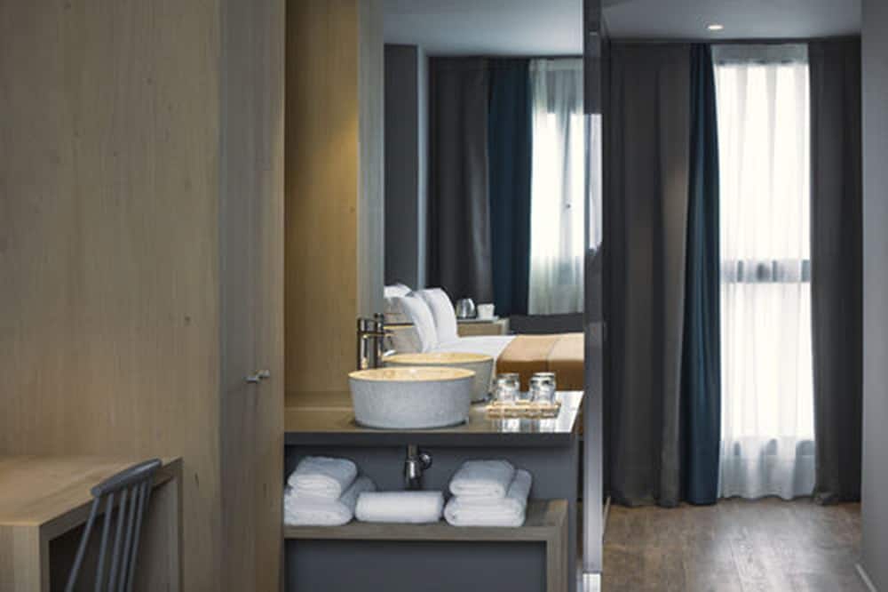 ROOM, TRIPLE