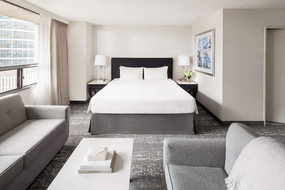 STUDIO, KING BED, SOFA, KITCHENETTE