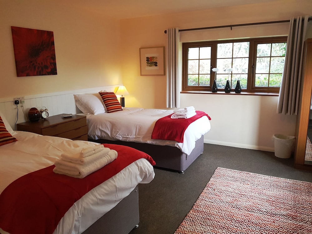 كوخ عائلي بأربعة أسرّة بإطلالة على الحديقة بغرفتي نوم لذوي الإعاقة