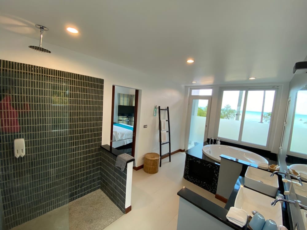 THE BEACH HOUSE 45/47