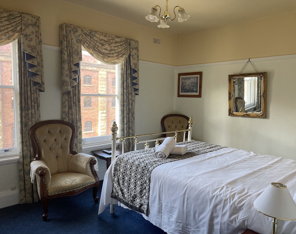 The Lodge On Elizabeth 18/50