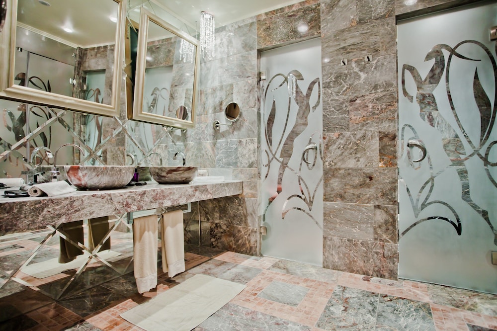 Royal Castle Design and Spa Hotel 50/50