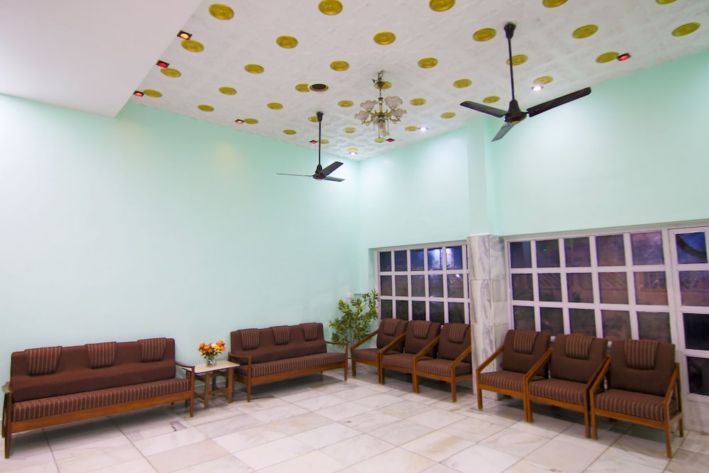 Oyo 10709 Hotel Sbt 19/23