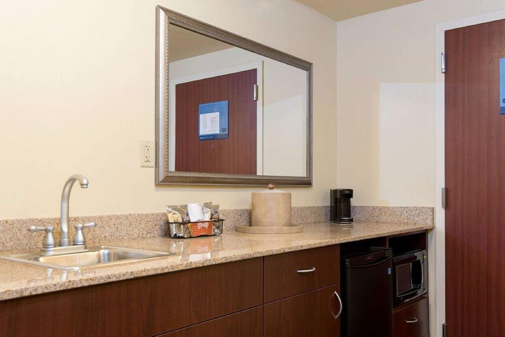 Hampton Inn Schenectady 46/48