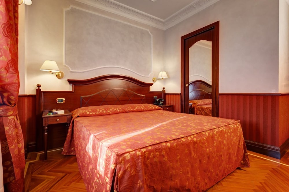 ROOM, DOUBLE BED, SMALL