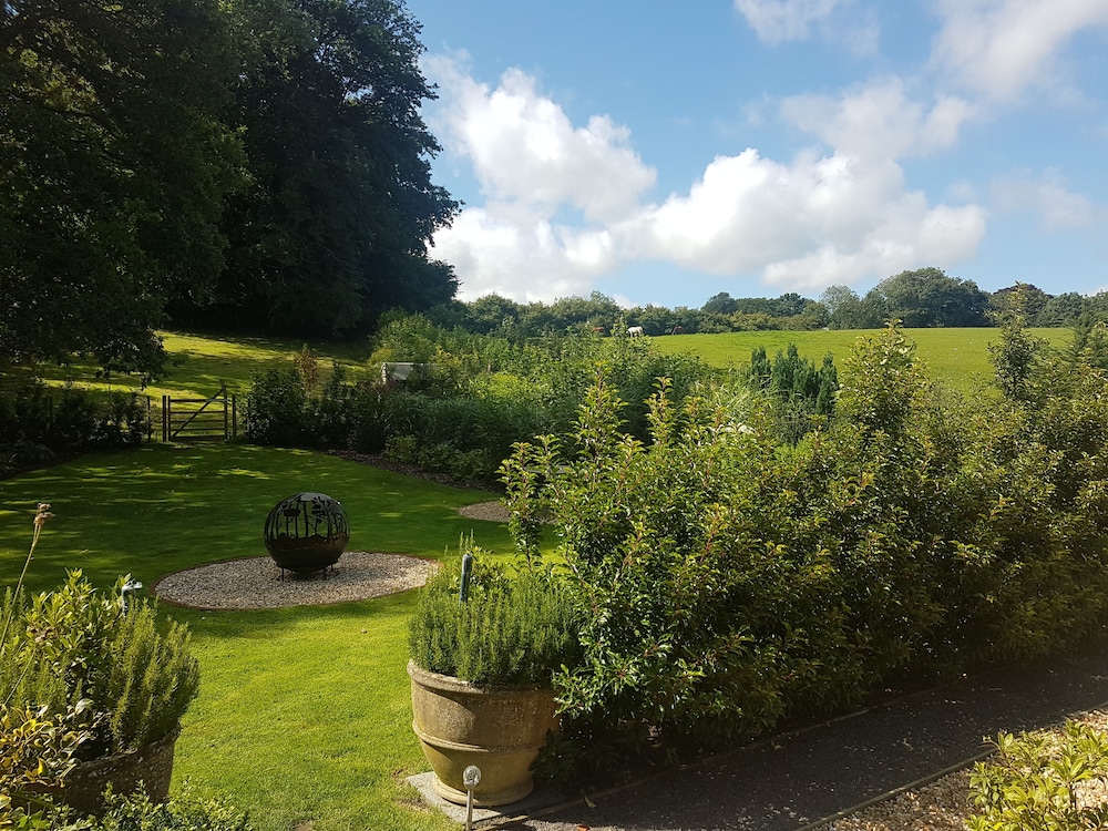 The Hurtwood Inn Hotel 22/25