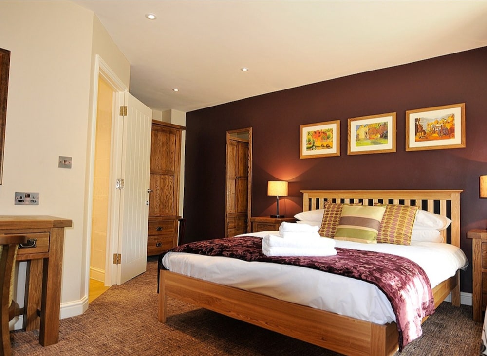 ROOM, DOUBLE BED