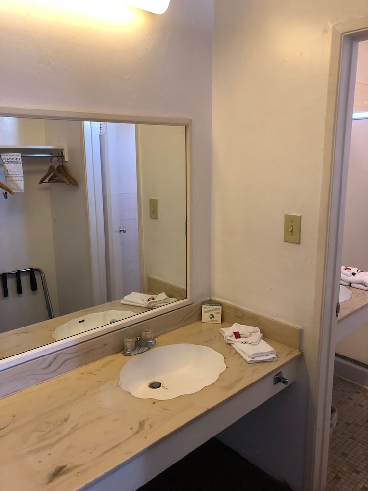 Days Inn By Wyndham Camarillo - Ventura 12/30