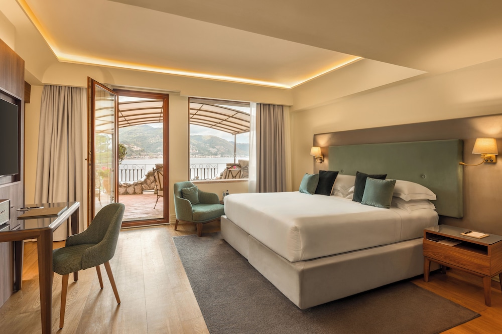 Suite, Triple, Queen Bed, Sea View, Sofa