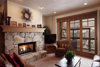 Town Pointe By Lespri Management 30/50