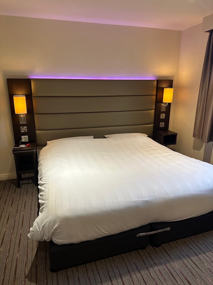 Premier Inn Wirral (Two Mills) 16/27