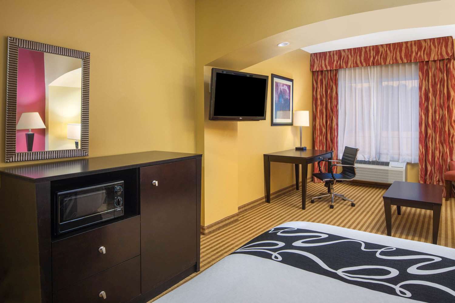 La Quinta Inn and Suites by Wyndham Atlanta Union City 29/33