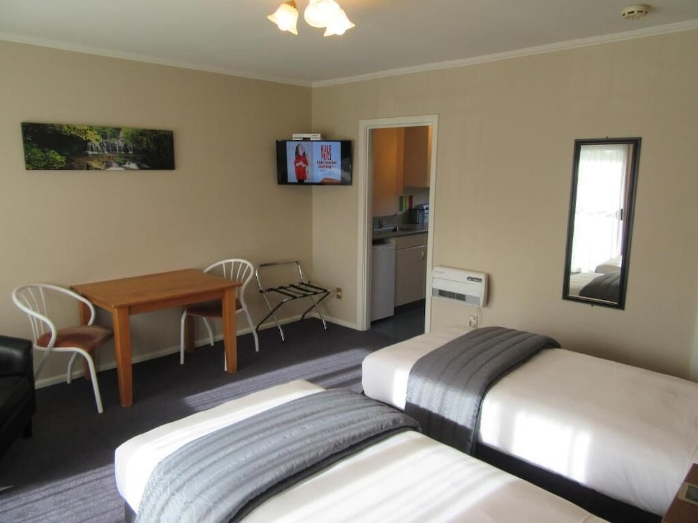 Parklands Motor Lodge 9/65
