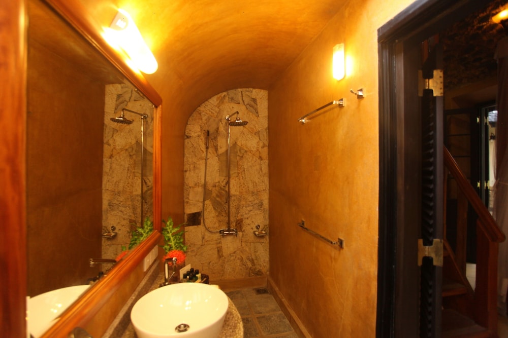 CAVE, STANDARD, TWIN BEDS