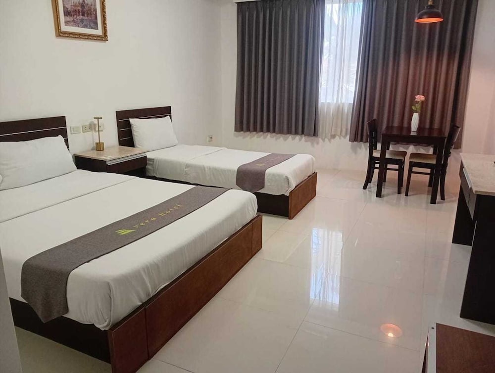 Townhouse Oak Vera Hotel Near Clark International Airport 24/57