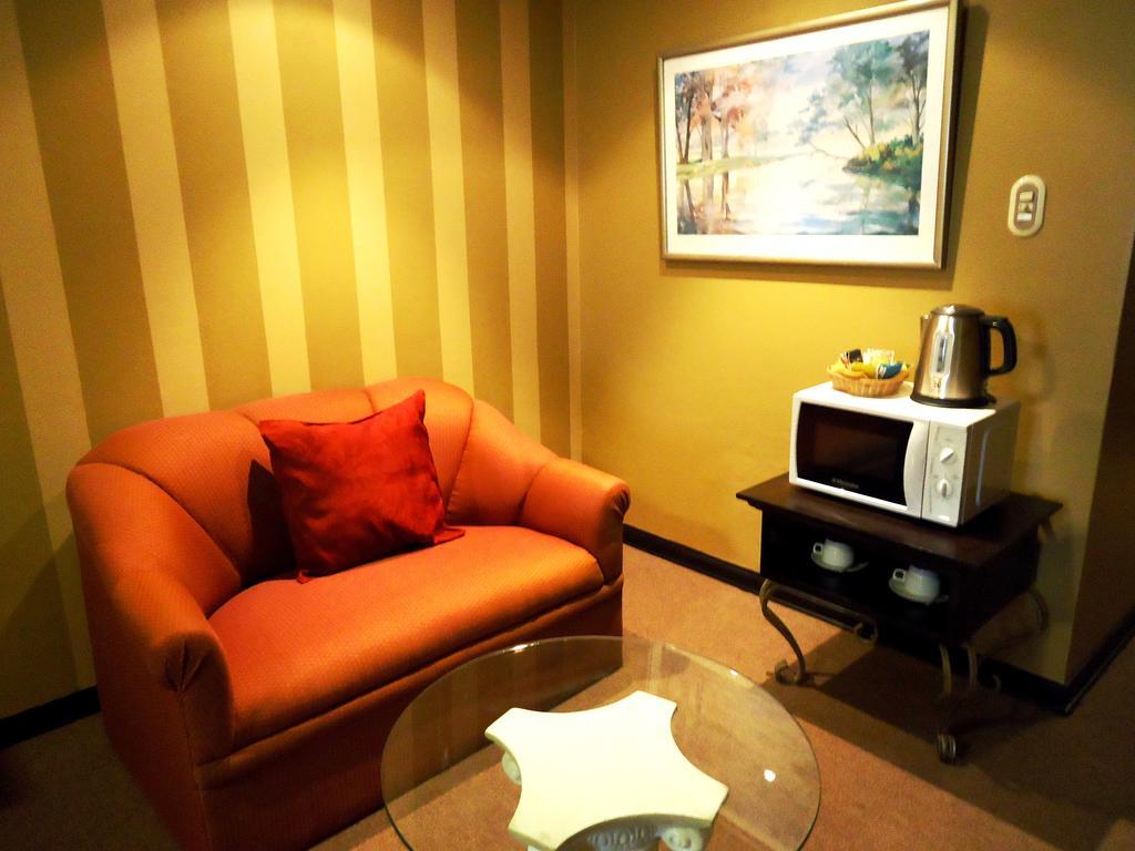 LEON DE ORO INN & SUITES 15/18