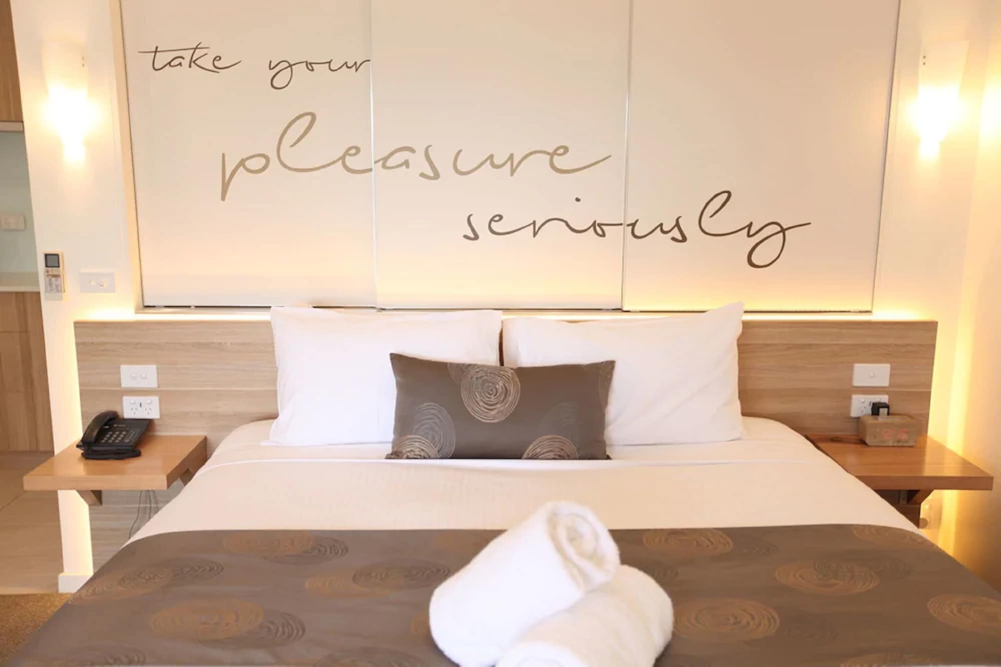 Spa, Suite, King Bed، Boathouse Resort Studios & Suites 3/5