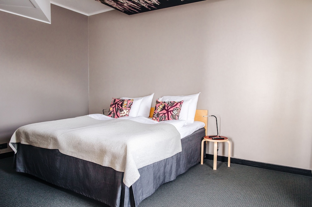 JUNIOR SUITE, KING BED, CITY VIEW, SOFA, SAUNA