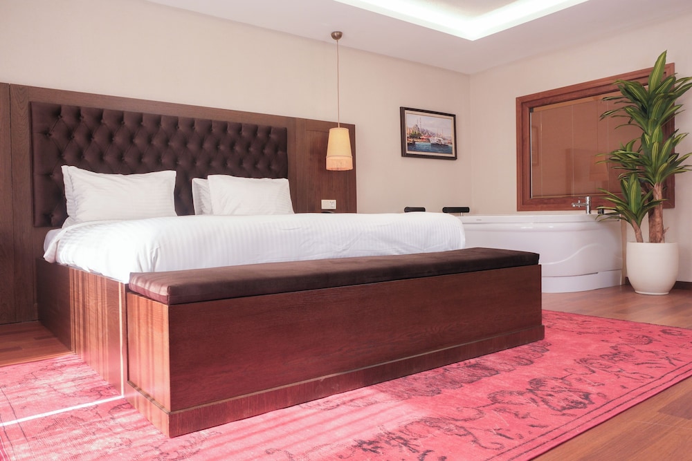 Phellos Suites 12/50