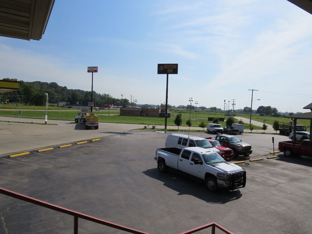 First Western Inn Caseyville 44/48