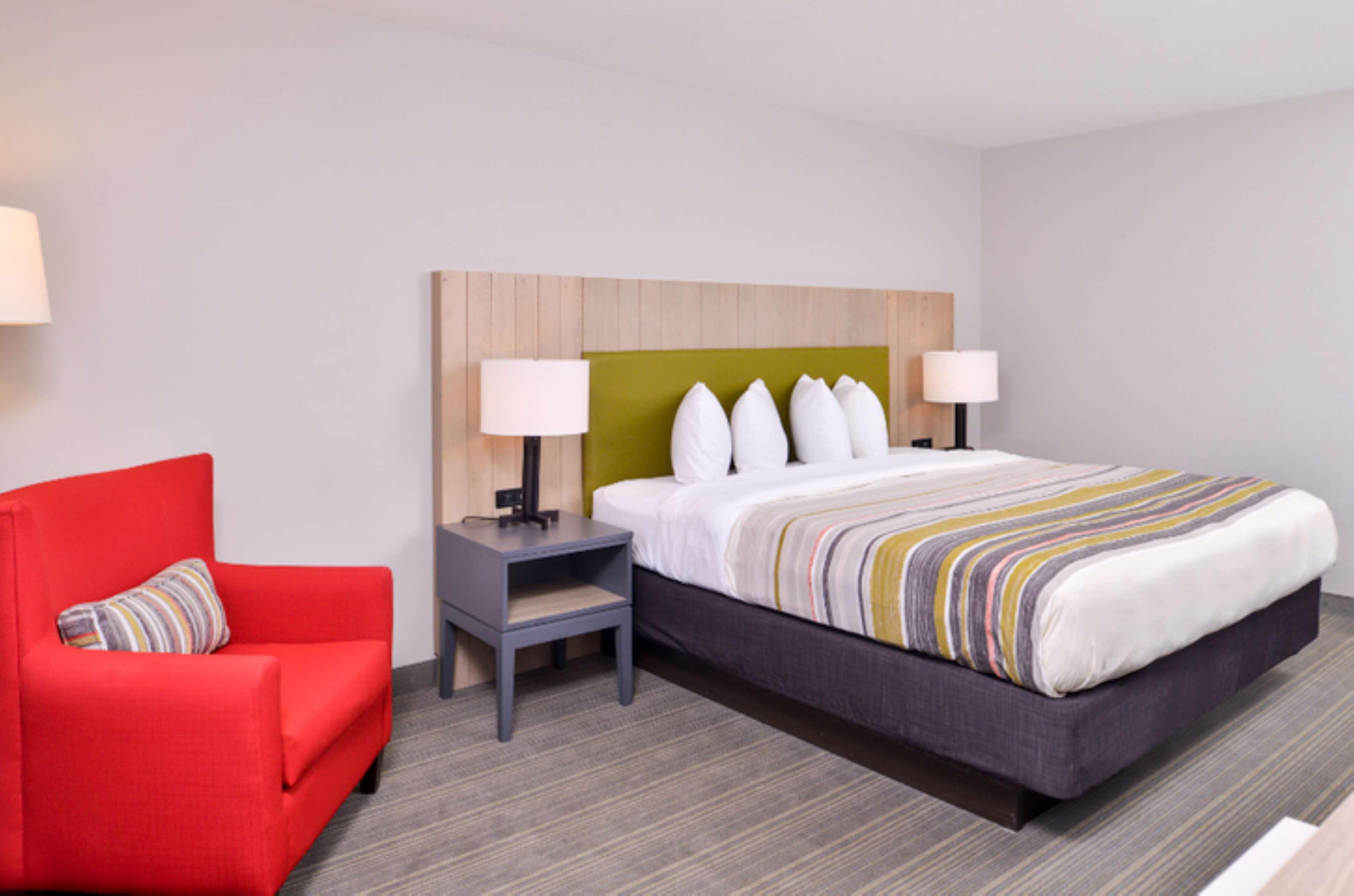 SUITE, KING BED