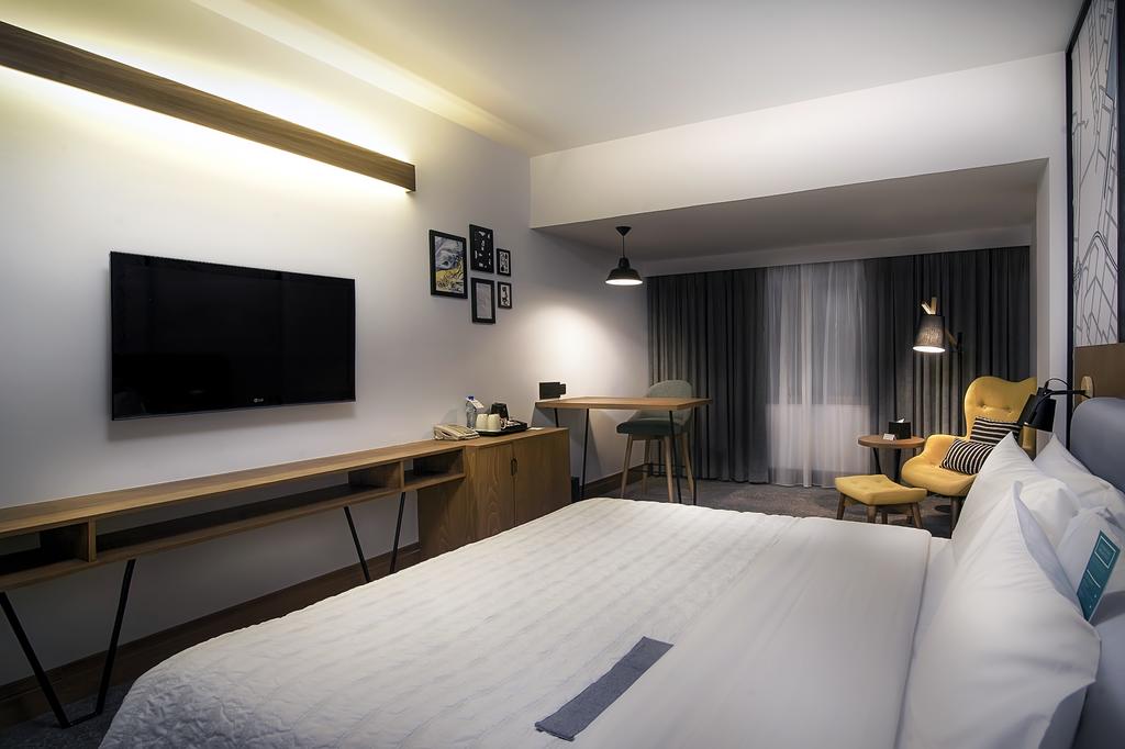 غرفة ديلوكس بسرير مزدوج بإطلالة على البحر، Le Meridien Abu Dhabi 2/2