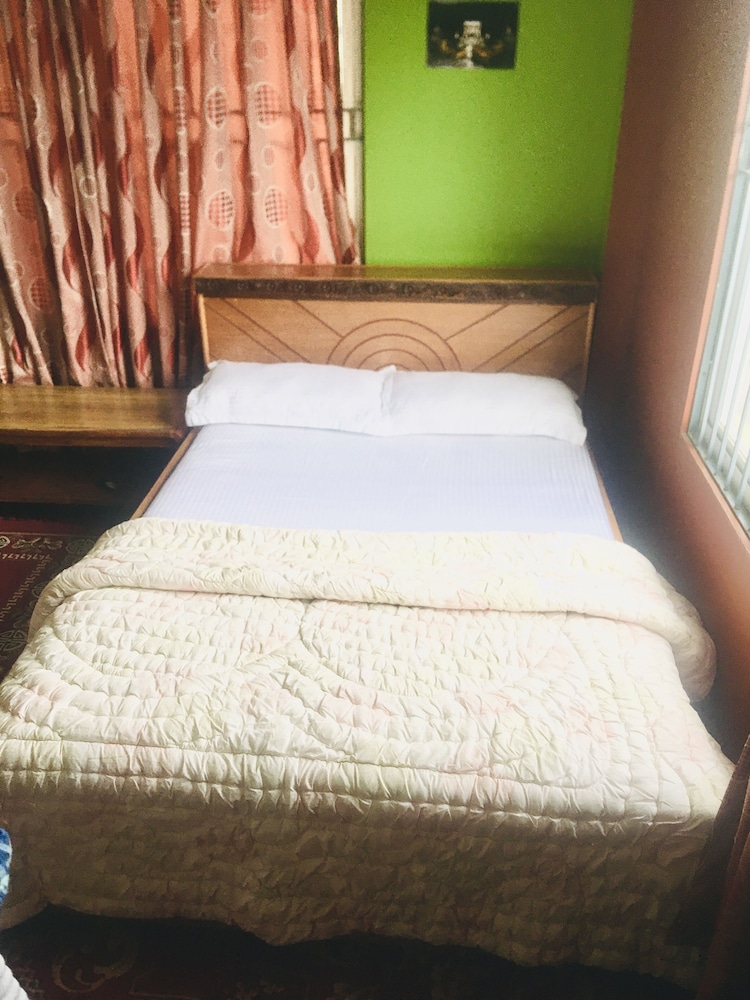 Sara's Backpackers Hotel 10/74