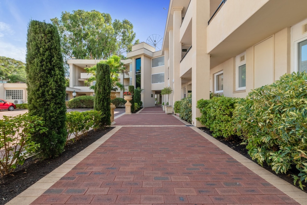 The Peninsula Riverside Serviced Apartments 68/73