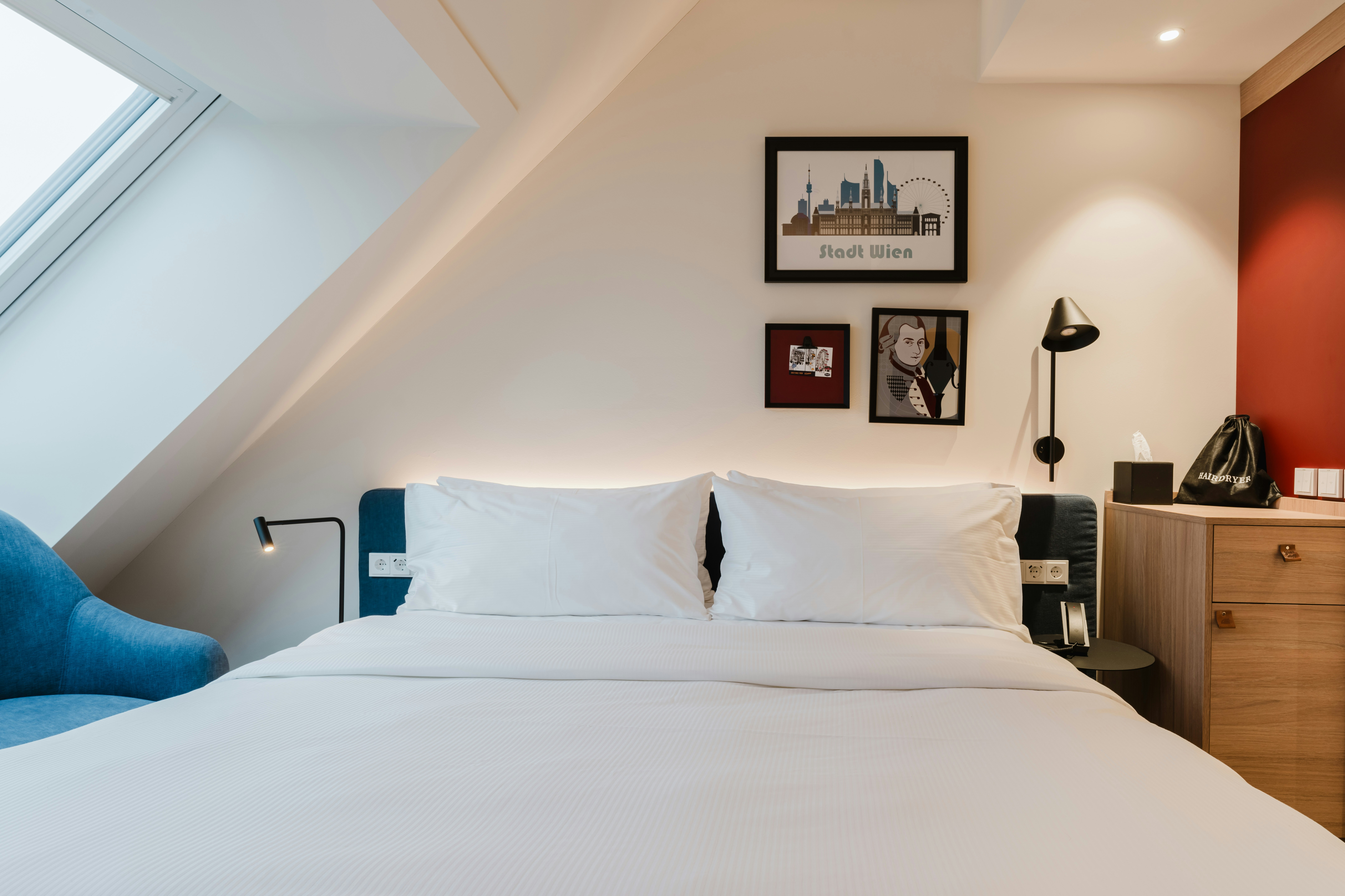 STUDIO, KING BED