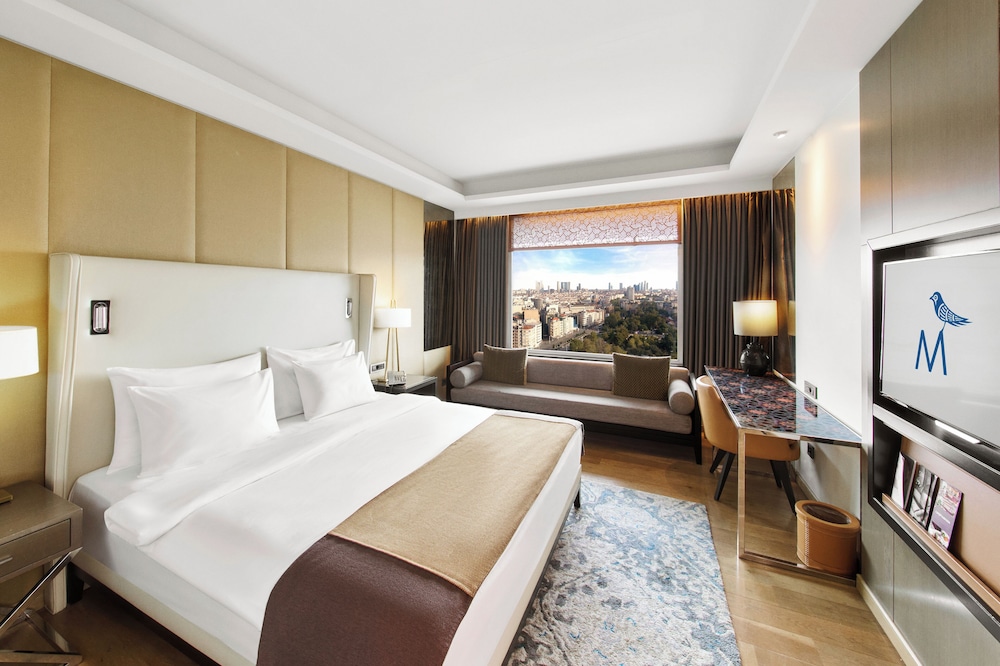 DELUXE, CITY VIEW