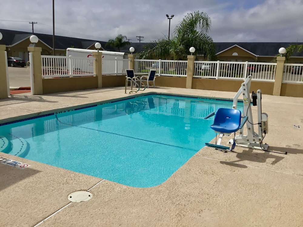 Days Inn By Wyndham Robstown 7/39